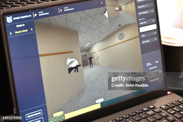 Street Screen Computer Computer Showing Screen Photos and Premium High Res Pictures - Getty Images