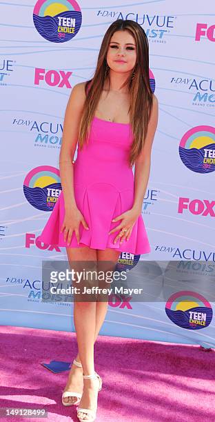 Actress Selena Gomez arrives at the 2012 Teen Choice Awards at Gibson Amphitheatre on July 22, 2012 in Universal City, California.