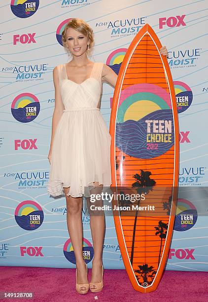 Singer Taylor Swift, winner of Choice Female Artist award, poses in the press room during the 2012 Teen Choice Awards at Gibson Amphitheatre on July...