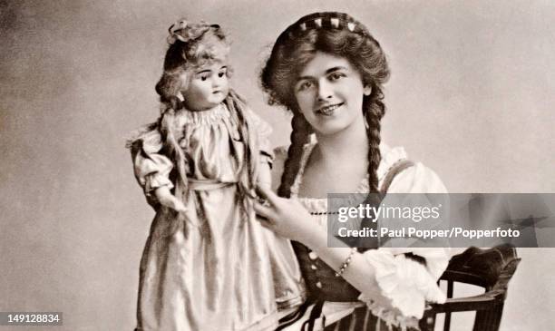 Elsa Hatton Edwardian theatre actress Alice Hatton holding a doll, circa 1906. News ...