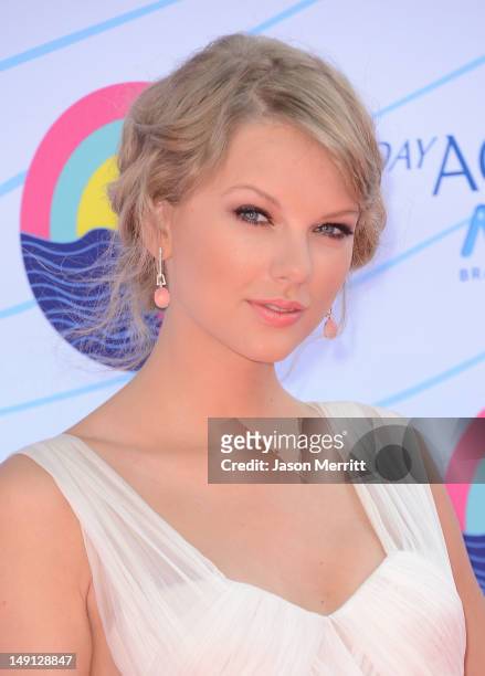 Musician Taylor Swift arrives at the 2012 Teen Choice Awards at Gibson Amphitheatre on July 22, 2012 in Universal City, California.