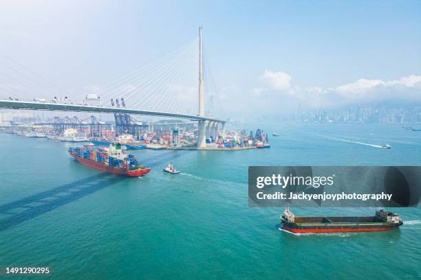 view from above of a cargo ship in transit. - portmiami stock pictures, royalty-free photos & images