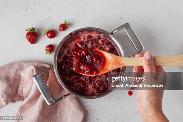 strawberry jam - marmelade machen stock-fotos und bilder