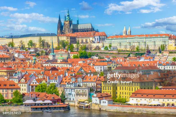 catedral de san vito en el paisaje urbano de praga - historical geopolitical location fotografías e imágenes de stock