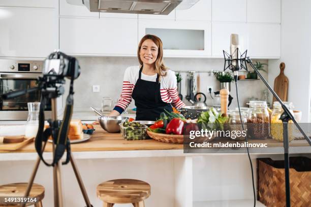 food vlogger - cooking show stock pictures, royalty-free photos & images