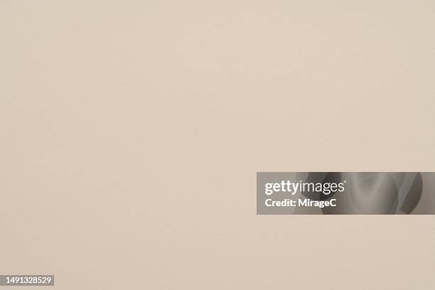 beige plastic sheet texture background - beigen hintergrund stock-fotos und bilder