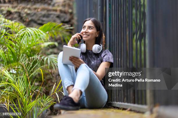 mujer joven que usa la tecnología al aire libre - indigenas mexicanos fotografías e imágenes de stock