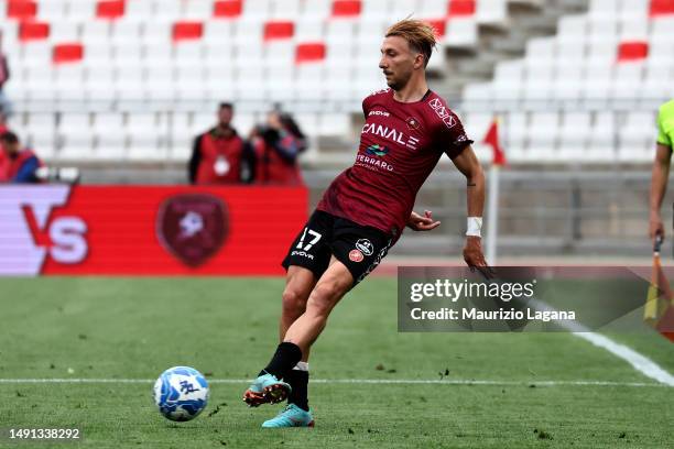 Gianluca Di Chiara of Reggina during Serie B match played beetween SSC Bari and Reggina 1914 at Stadio San Nicola on May 13, 2023 in Bari, Italy.