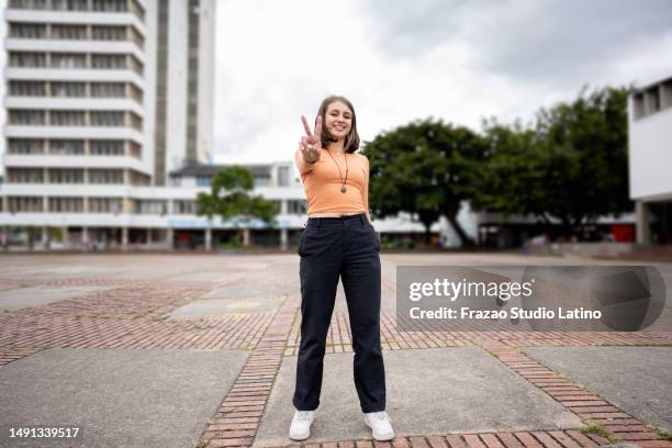 retrato de una mujer joven en la ciudad - estudiantes universitarios bogota fotografías e imágenes de stock