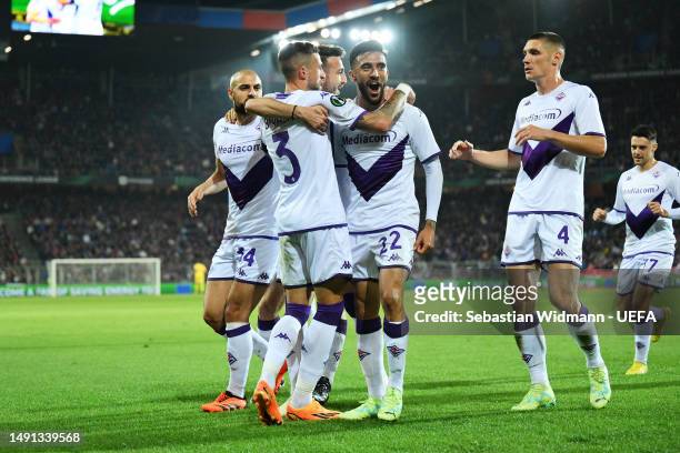 Nicolas Gonzalez of ACF Fiorentina celebrates with teammates after scoring the team's first goal during the UEFA Europa Conference League semi-final...
