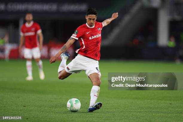 Tijjani Reijnders of AZ Alkmaar shoots during the UEFA Europa Conference League semi-final second leg match between AZ Alkmaar and West Ham United at...