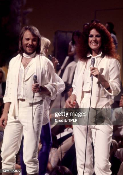 Swedish singers and songwriters Benny Andersson and Anni-Frid Lyngstad, of the supergroup ABBA, sing on stage during the Olivia! TV Special at The...