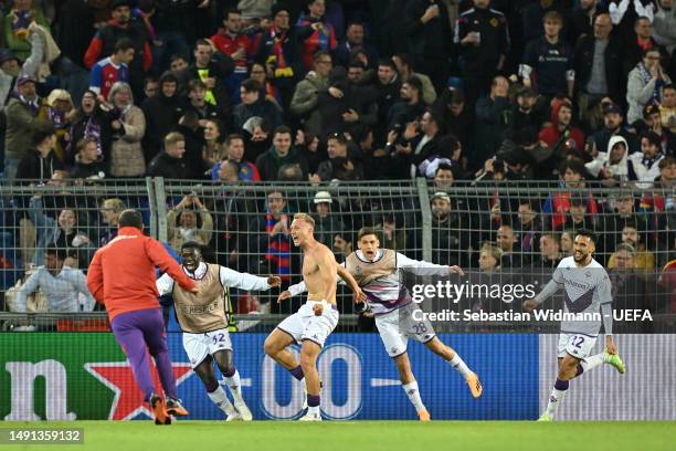 Antonin Barak of ACF Fiorentina celebrates with teammates after scoring the team's third goal during the UEFA Europa Conference League semi-final...