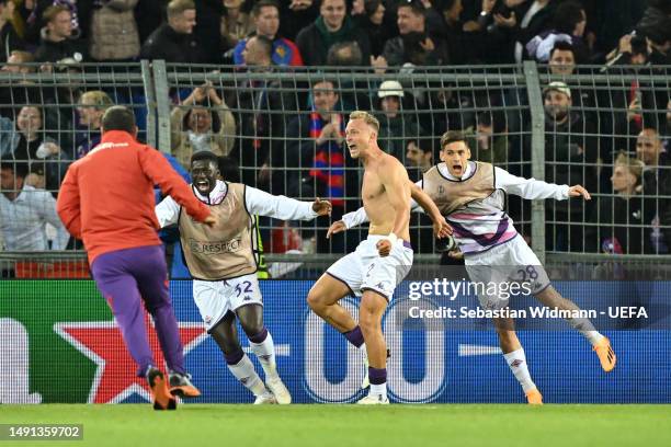 Antonin Barak of ACF Fiorentina celebrates with teammates after scoring the team's third goal during the UEFA Europa Conference League semi-final...