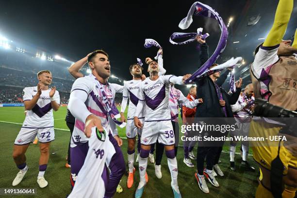 Players of ACF Fiorentina including Rolando Mandragora celebrate victory after the UEFA Europa Conference League semi-final second leg match between...