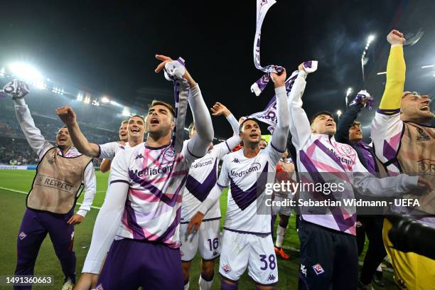 Players of ACF Fiorentina including Rolando Mandragora celebrate victory after the UEFA Europa Conference League semi-final second leg match between...