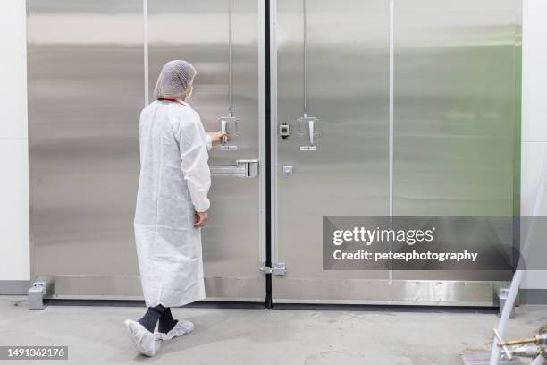 femmina in abito bianco pulito che apre una grande porta di alluminio - frigorifero foto e immagini stock