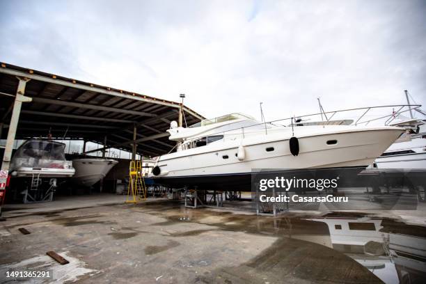 bootslagerung an land im winter - trocknen stock-fotos und bilder