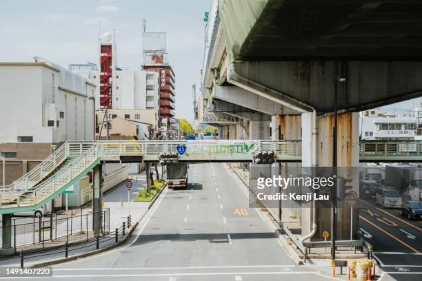 view of a footbridge across a road in osaka, kansai, japan - townscape 個照片及圖片檔