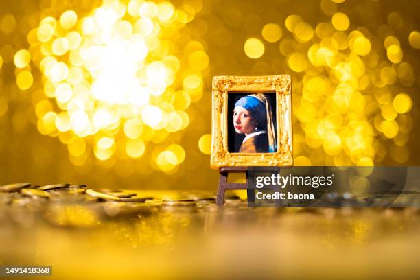 girl with a pearl earring on shiny background - johannes-vermeer-girl-with-a-pearl-earring stockfoto's en -beelden