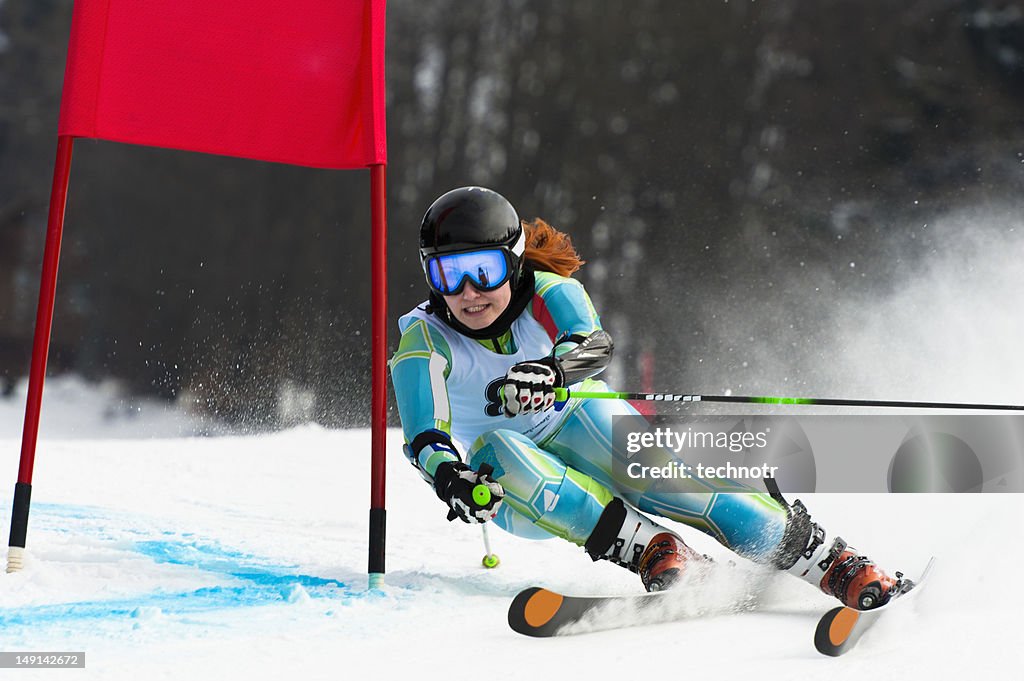 Junge attraktive Frau in der "giant slalom-Rennen