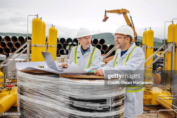 ingenieure kontrollieren die baustelle - camino del oleoducto stock-fotos und bilder