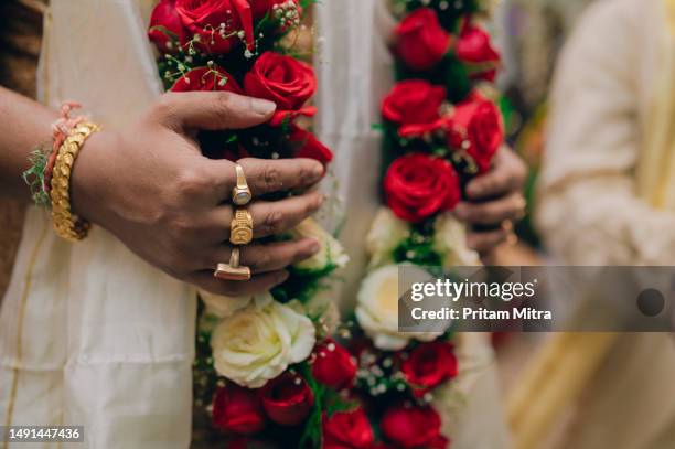 nahaufnahme des bengalischen hochzeitsrituals - indian bride closeup stock-fotos und bilder