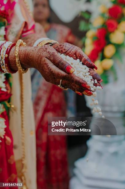 nahaufnahme des bengalischen hochzeitsrituals - alliance mariage stock-fotos und bilder