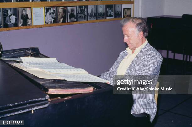 George Shearing plays the piano at the back stage, location unknown, circa 1970s