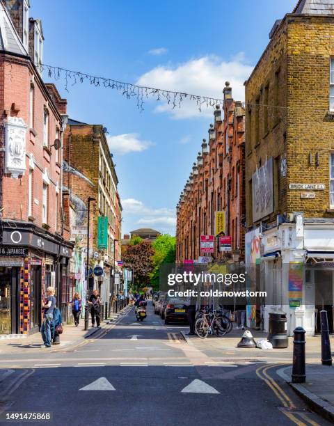 curry-häuser und architektur in der brick lane, london, großbritannien - brick lane stock-fotos und bilder