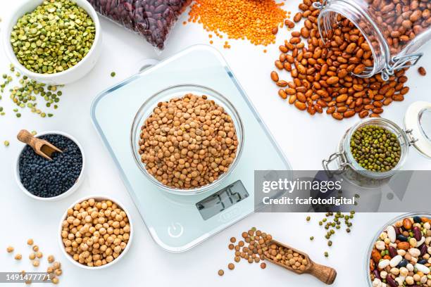 weighting dried legumes with kitchen scale - kilogram 個照片及圖片檔