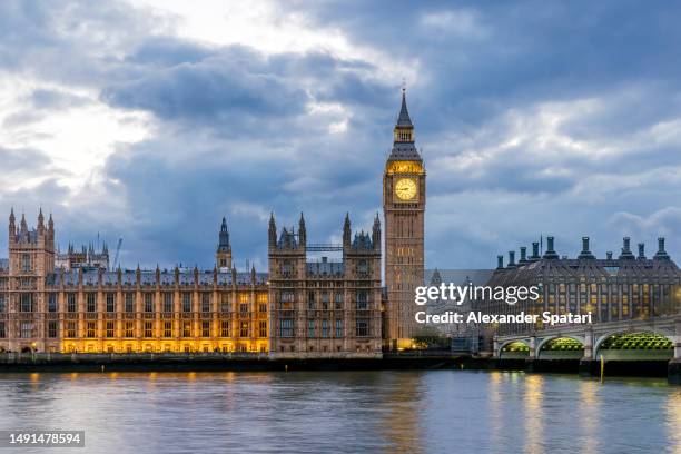 illuminated big ben and houses of parliament at dusk, london, uk - city of westminster london stock-fotos und bilder
