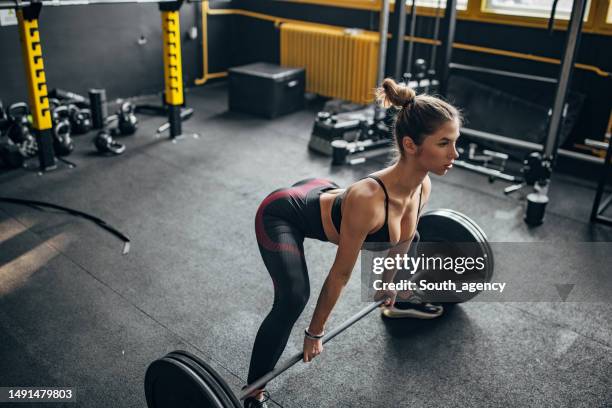 woman training with weights - deadlift stock pictures, royalty-free photos & images