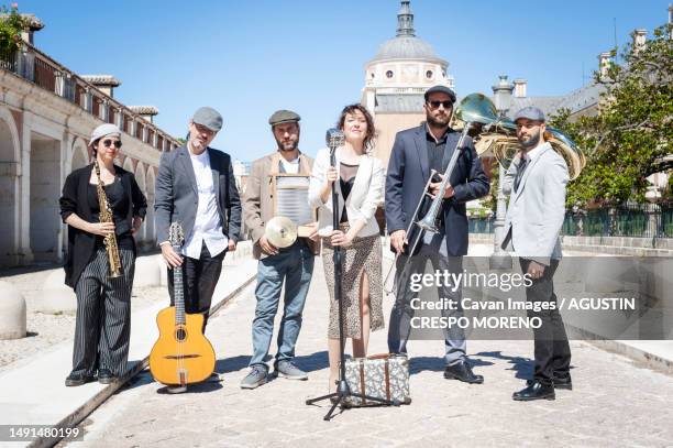 jazz band playing in the street in broad daylight - jazz band photos et images de collection