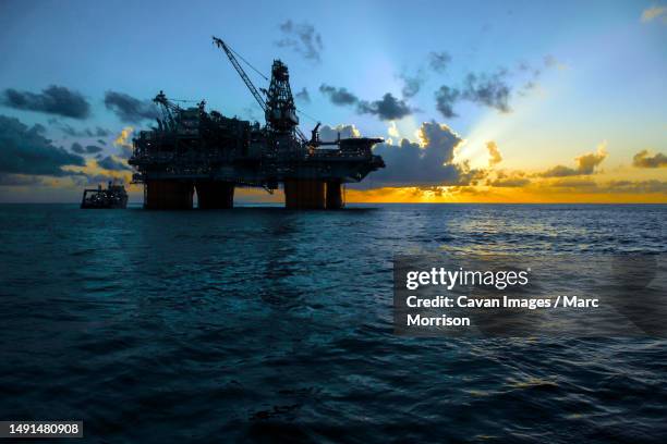 deepwater oil platform in the gulf of mexico - gulf of mexico stock pictures, royalty-free photos & images