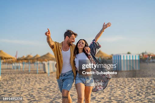 Junges Paar verbringt Zeit zusammen am Strand und feiert Erfolge. Junges Paar verbringt Zeit zusammen am Strand und feiert Erfolge.