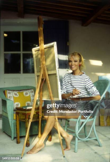 The singer, actress, television presenter and French model naturalized British Amanda Lear , is dedicated to painting in the French villa of Le Baux,...