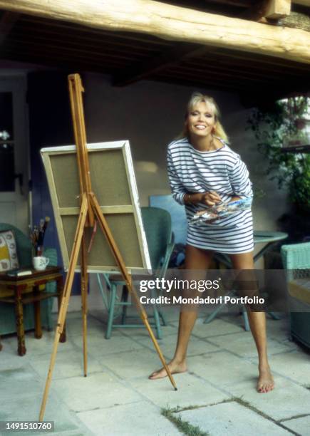 The singer, actress, television presenter and French model naturalized British Amanda Lear , is dedicated to painting in the French villa of Le Baux,...