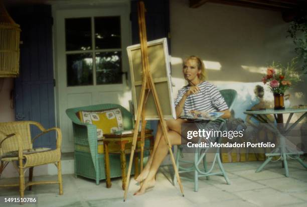 The singer, actress, television presenter and French model naturalized British Amanda Lear , is dedicated to painting in the French villa of Le Baux,...