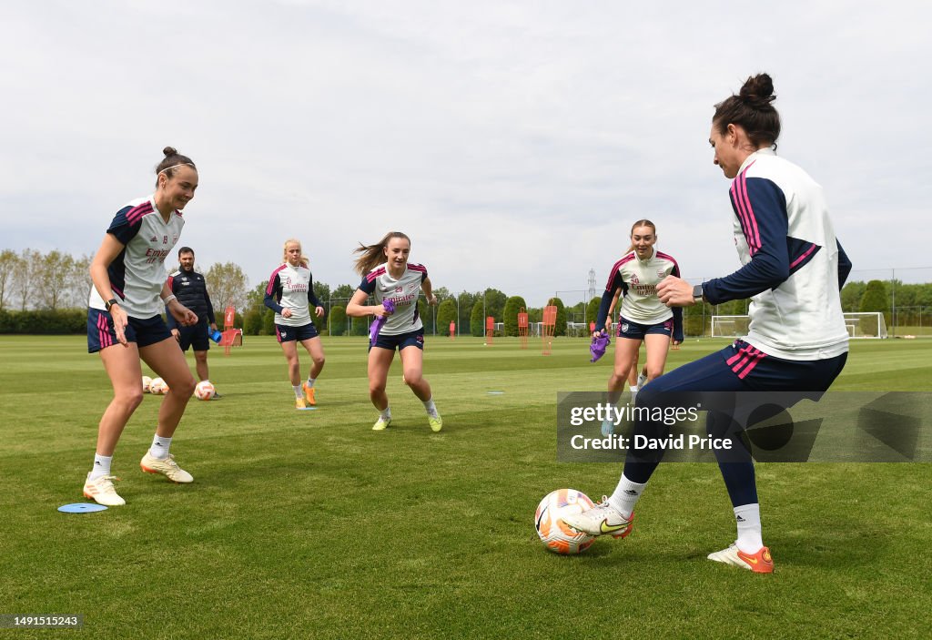 Ruby Doe Caitlin Foord, Teyah Goldie, Ruby Doe and Jodie Taylor of Arsenal ...