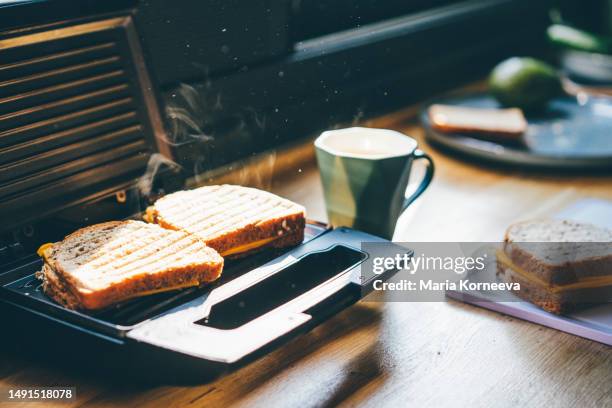 making sandwich for breakfast. - toaster stockfoto's en -beelden