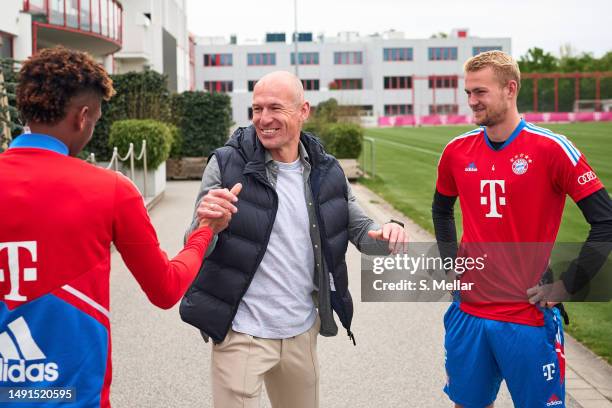 Kingsley Coman of FC Bayern Muenchen and Matthijs de Ligt of FC Bayern Muenchen meets Arjen Robben before a training session at Saebener Strasse...