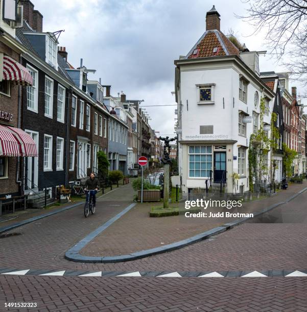 narrow canal house - grachtenpand stock pictures, royalty-free photos & images