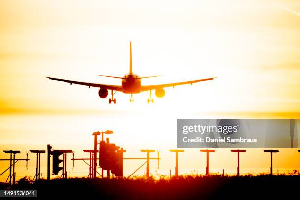 landing airplane - heathrow airport stock-fotos und bilder