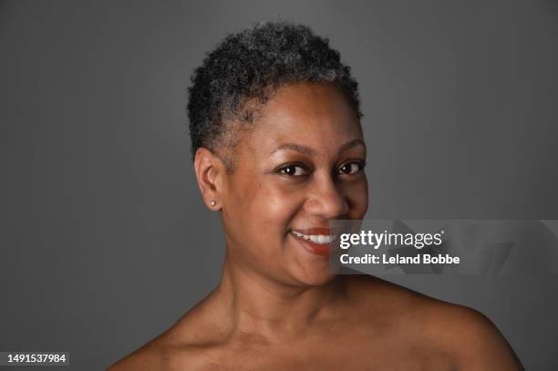 studio beauty portrait of middle aged african american woman - strapless stockfoto's en -beelden