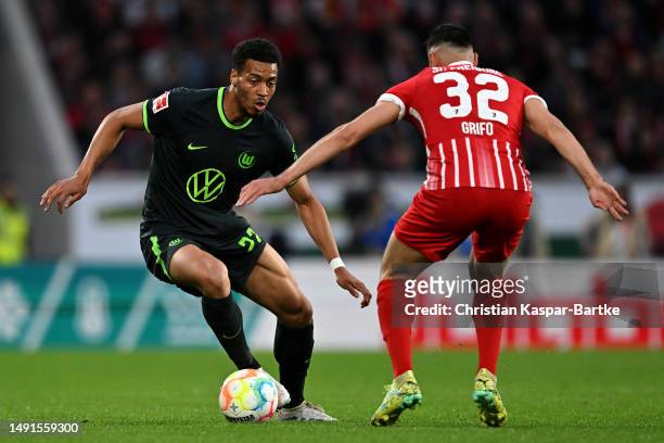 Felix Nmecha of Wolfsburg battles for the ball with Vincenzo Grifo of SC Freiburg during the Bundesliga match between Sport-Club Freiburg and VfL...
