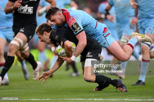 Baptiste Serin of RC Toulon scores his side's first try despite the tackle of Ollie Smith of Glasgow Warriors during the EPCR Challenge Cup Final...