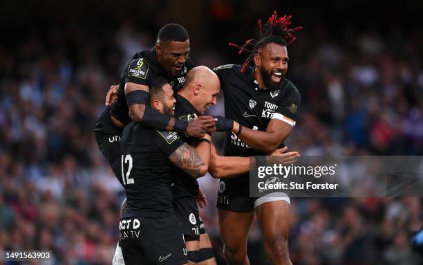 Sergio Parisse of RC Toulon celebrates with his team mates after scoring his side's second try during the EPCR Challenge Cup Final between Glasgow...