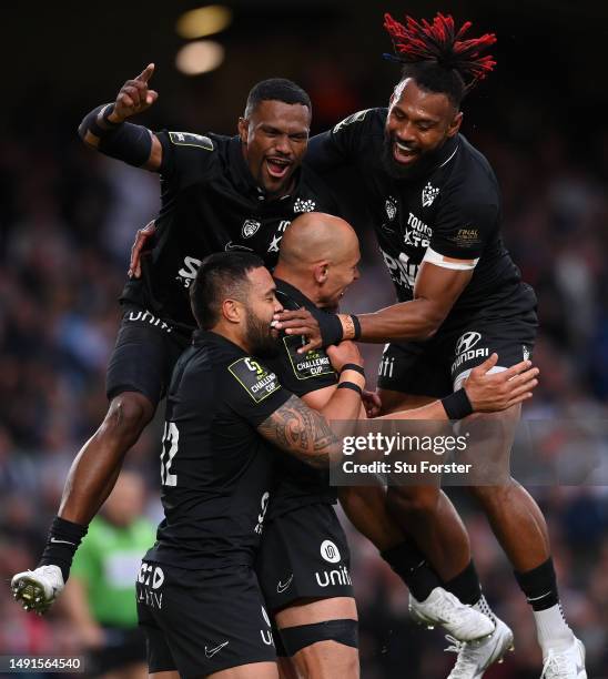 Sergio Parisse of RC Toulon celebrates with his team mates after scoring his side's second try during the EPCR Challenge Cup Final between Glasgow...