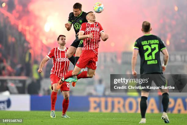 Yannick Gerhardt of Wolfsburg battles for the ball with Maximilian Eggestein of SC Freiburg during the Bundesliga match between Sport-Club Freiburg...